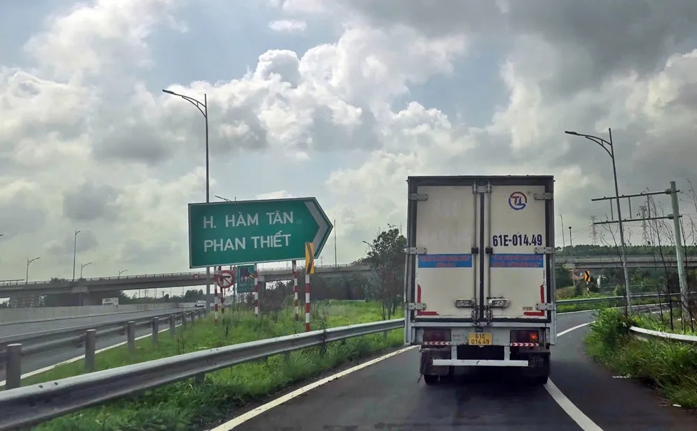 Nút giao xuống quốc lộ 55 (tuyến cao tốc Phan Thiết- Dầu Giây) trước đây thuộc huyện Hàm Tân, tỉnh Bình Thuận nay thuộc xã Tân Lập, tỉnh Lâm Đồng. Ảnh PHƯƠNG NAM tuyến cao tốc