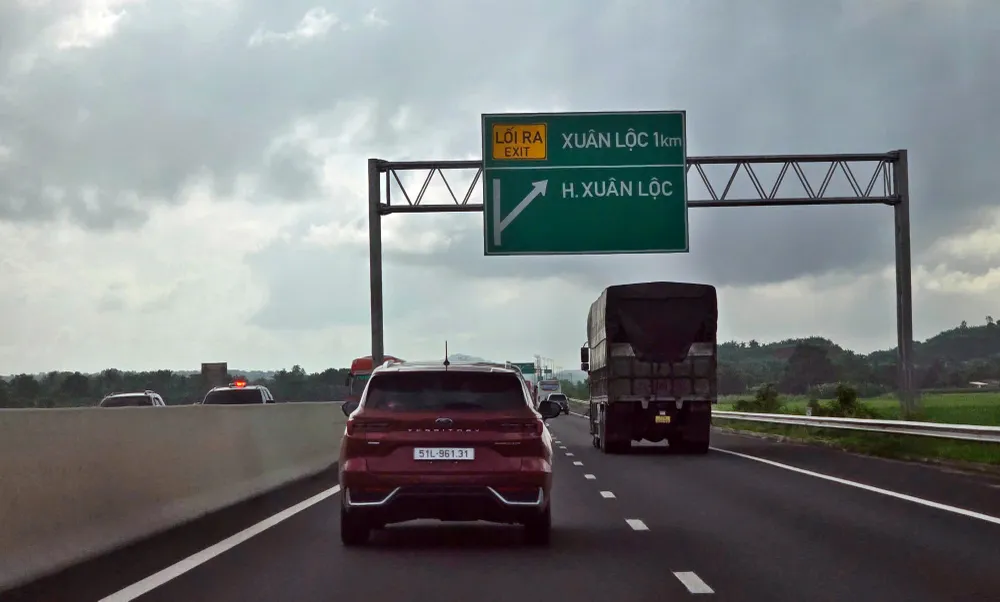 Nhiều người đề xuất vẫn giữ nguyên bảng chỉ dẫn, chỉ cần bỏ ký tự H trước địa danh Xuân Lộc. Ảnh VÕ TÙNG. tuyen-cao-toc (3).jpg