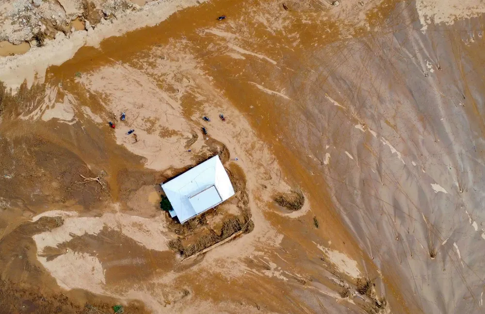 vỡ hồ chứa nước