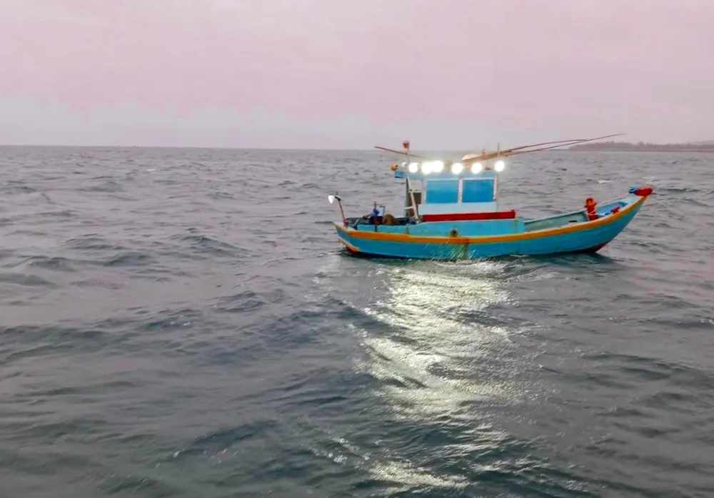 chiếc xuồng trôi tự do