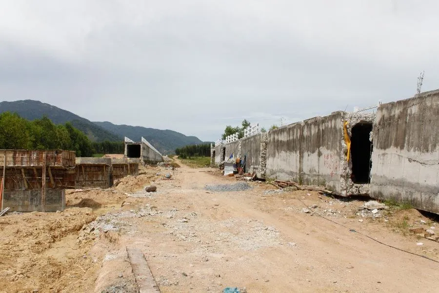 Đoạn cầu máng bị sập đã được tháo dỡ khỏi các trụ đỡ