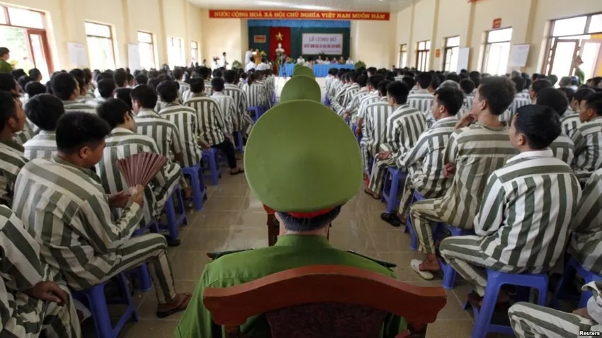 Mặc dù bị tòa tuyên án tù chung thân, trong quá trình cải tạo, người phạm tội đáp ứng được điều kiện giảm án thì sẽ được Nhà nước khoan hồng, tha tù trước thời hạn. Ảnh minh họa. Mặc dù bị tòa tuyên án tù chung thân, trong quá trình cải tạo, người phạm tội đáp ứng được điều kiện giảm án thì sẽ được Nhà nước khoan hồng, tha tù trước thời hạn. Ảnh minh họa.