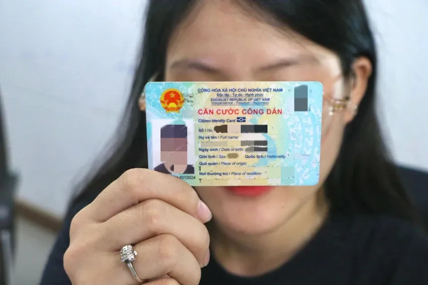 Khi căn cước công dân hết hạn người dân có thể đổi ở nơi tạm trú. Ảnh Huỳnh Thơ can cuoc cong dan het han