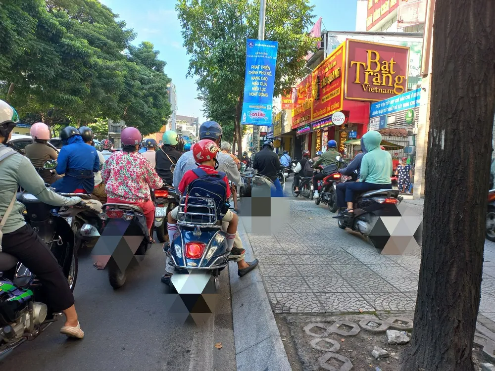 đi xe máy trên vỉa hè