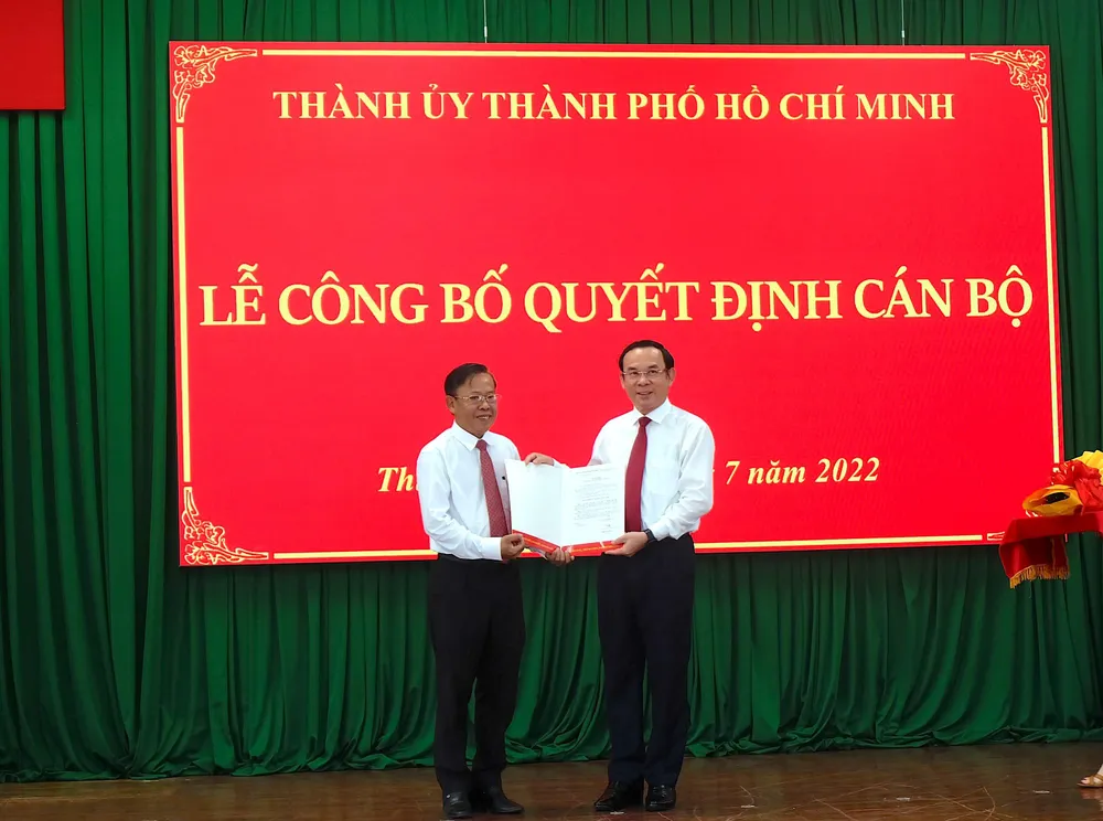 Bí thư Thành ủy TP.HCM Nguyễn Văn Nên (phải) trao quyết định phân công ông Nguyễn Hữu Hiệp (trái) làm Bí thư Thành ủy TP Thủ Đức. ẢNH: Q.HUY