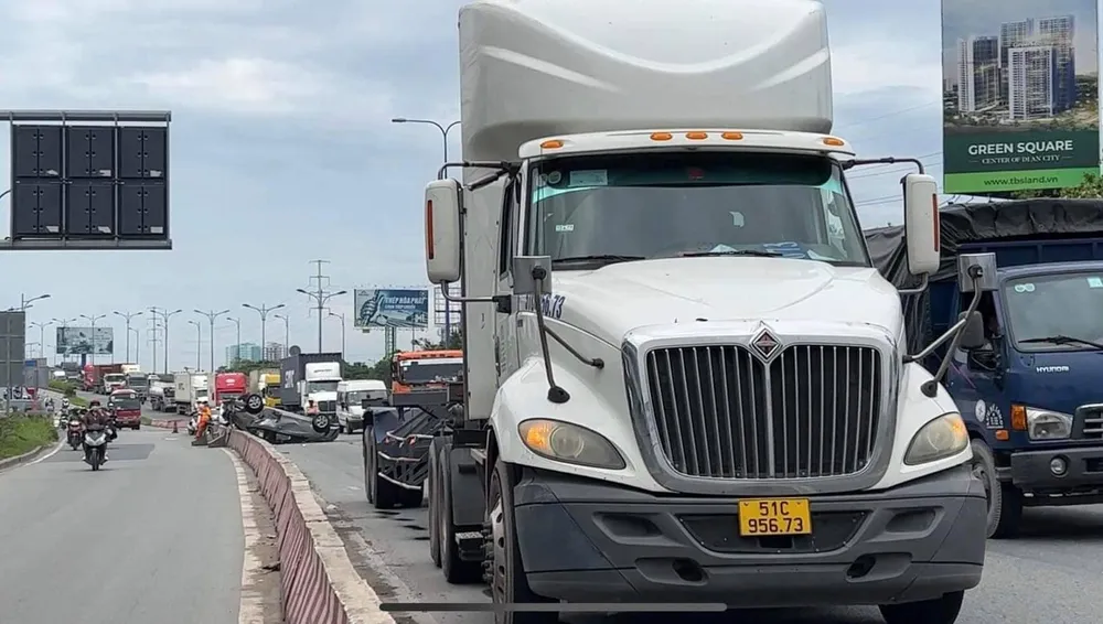 Giao thông qua hiện trường vụ tai nạn bị ùn tắc. Ảnh: TS Giao thông qua hiện trường vụ tai nạn bị ùn tắc. Ảnh: TS