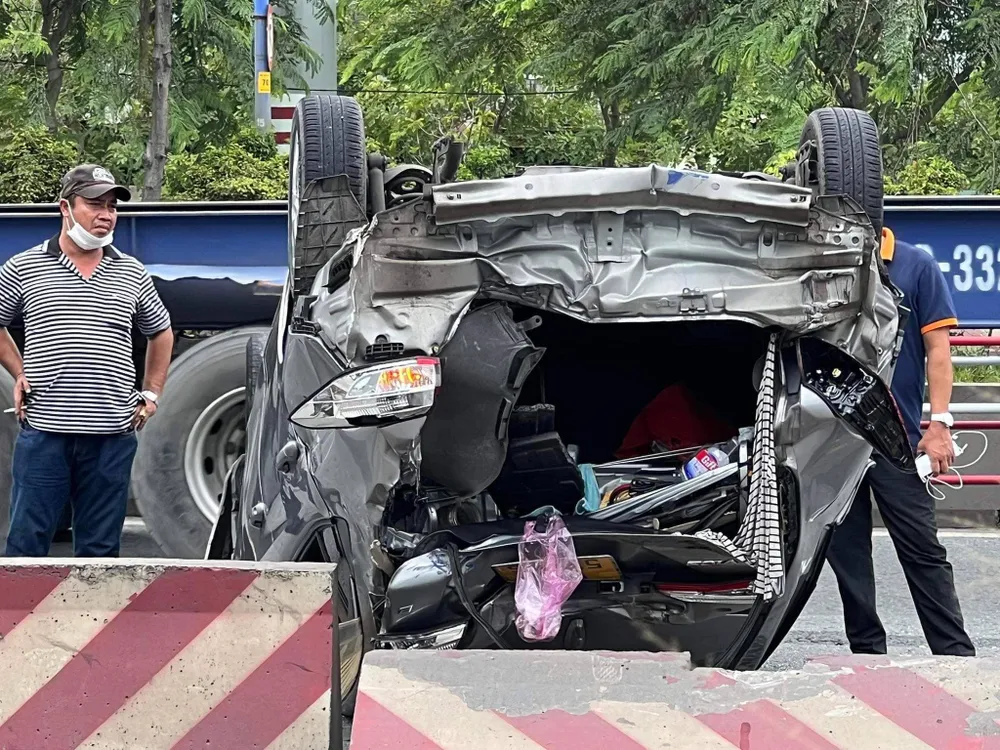 Xe ô tô bị biến dạng sau tai nạn. Ảnh: TS Xe ô tô bị biến dạng sau tai nạn. Ảnh: TS