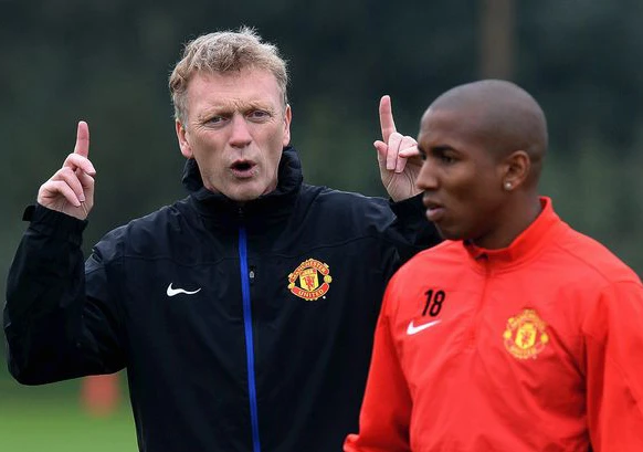 Sao M.U quen thói ăn vạ, CĐV đòi sa thải David Moyes ảnh 1