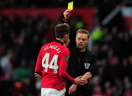 Dù mới ra sân 14 trận nhưng Januzaj đã 3 lần bị phạt vì ăn vạ