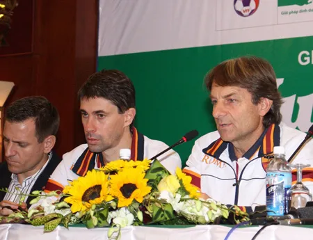 HLV Alberto De Rossi (U19 AS Roma - bìa phải), cha của danh thủ Daniele De Rossi