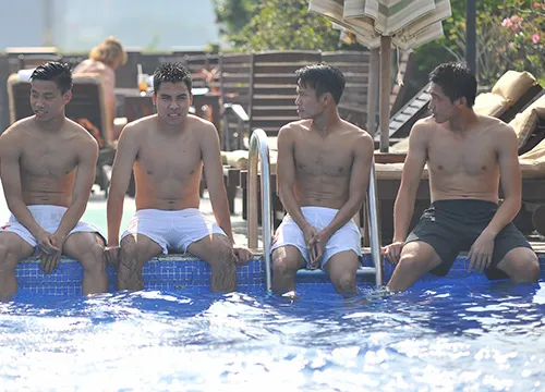 Sau một đên nghỉ ngơi, sáng nay (7/1), đội U19 Việt Nam chọn hồ bơi để thả lỏng. 113-4161-8322-1389073141.jpg