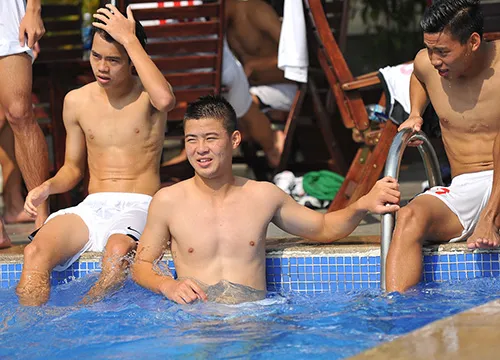 Bơi là bài tập bổ trợ mà HLV Graechen Guillame thường xuyên áp dụng cho các cầu thủ U19. 113-4167-5892-1389073141.jpg