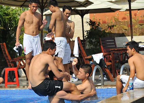 Các cầu thủ vui đùa tại hồ bơi. 113-4176-1684-1389073141.jpg