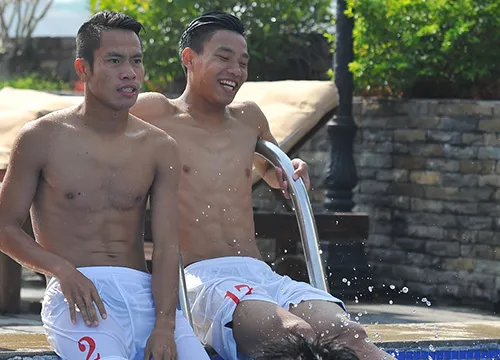 Văn Sơn (2) người ghi bàn duy nhất cho U19 Việt Nam trong trận gặp U19 AS Roma và đồng đội Văn Thanh nghỉ ngơi thư giãn. 113-4210-8401-1389073142.jpg