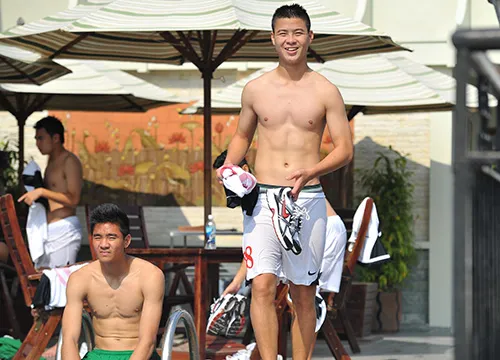 Tiền vệ Duy Mạnh khá sảng khoái sau khi bơi. 113-4215-2326-1389073142.jpg