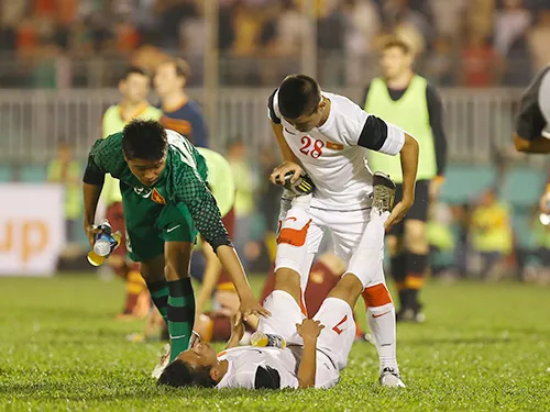 Cầu thủ này đổ gục xuống sân vì kiệt sức, các đồng đội nhanh chóng giúp đỡ. HDD0188-1122-1389016093.jpg