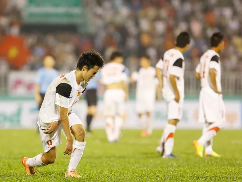 Tiền đạo Văn Toàn như muốn ngã quỵ vì đã chạy rất nhiều. HDD0196-6383-1389016094.jpg