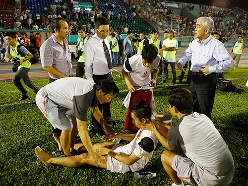 Bầu Đức, quyền chủ tịch VFF Lê Hùng Dũng vàông Trần Thanh Hải - Chủ tịch HĐQT công ty NutiFood có mặt tại sân thăm hỏi cầu thủ. HDD0310-4525-1389016093.jpg