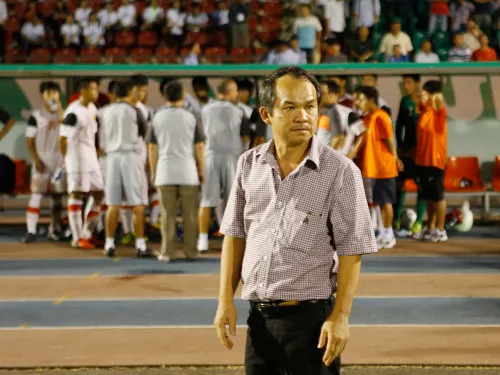 Nét mặt tiếc nuối của bầu Đức sau trận thua 1-2 của U19 Việt Nam. Ảnh: Đức Đồng. HDD0314-1509-1389057873.jpg