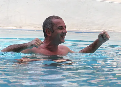 HLV Graechen Guillame bơi cùng các học trò. IMG-5662-9146-1389073142.jpg