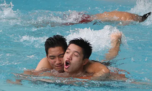 Buổi tập bơi thả lỏng giúp các cầu thủ quên đi mệt mỏi sau trận đấu. IMG-7392-1500-1389073142.jpg