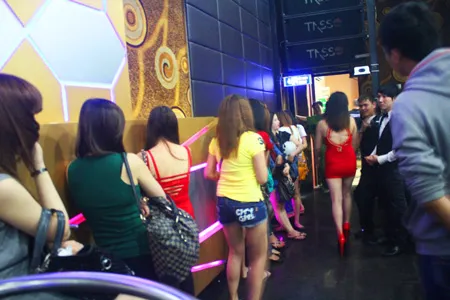 Một số thiếu nữ ăn mặc “mát mẻ” trong Bar Cảm Tưởng