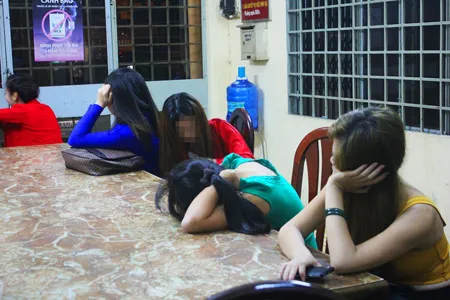 Những cô gái liên quan được đưa về trụ sở công an làm việc