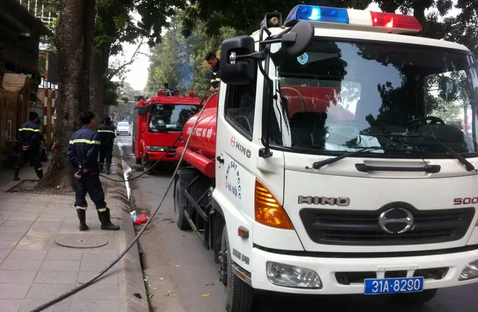 Kho hàng tết 4000 m2 cháy tan hoang giữa trưa Hà Nội ảnh 4 Kho hàng tết 4000 m2 cháy tan hoang giữa trưa Hà Nội ảnh 4