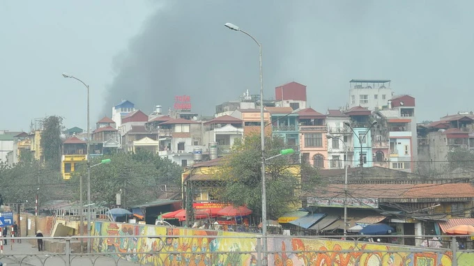 Kho hàng tết 4000 m2 cháy tan hoang giữa trưa Hà Nội ảnh 6