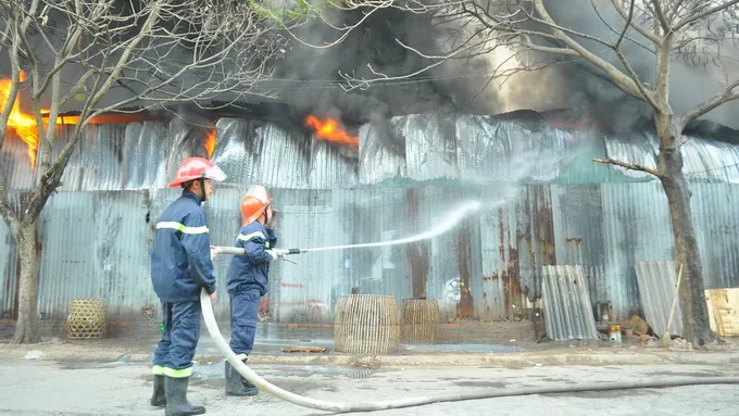 Kho hàng tết 4000 m2 cháy tan hoang giữa trưa Hà Nội ảnh 7 Kho hàng tết 4000 m2 cháy tan hoang giữa trưa Hà Nội ảnh 7
