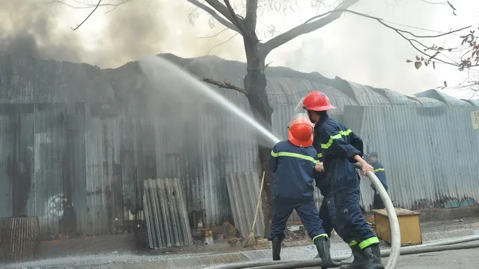 Kho hàng tết 4000 m2 cháy tan hoang giữa trưa Hà Nội ảnh 9 Kho hàng tết 4000 m2 cháy tan hoang giữa trưa Hà Nội ảnh 9