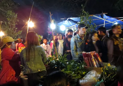 Bên trong khu vực lễ hội, kẻ mua người bán tấp nập.Mỗi thứ đều mang một sắc thái ý nghĩa riêng nhưng tựu chung lại là để cầu chúc cho một năm mới nhiều tài lộc, may mắn, thịnh vượng. Đặc biệt, tại phiên chợ này không hề có việc việc ngã giá, mặc cả. Anh-3-1356-1391314899.jpg