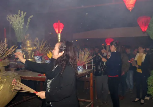 Nhiều người thắp hương xin lộc đầu năm... Bà Trần Thị Hòa, người bán cau trần và lá thần tài ở phiên chợ độc đáo này, cho biết những người đến đây mua hàng hóa của bà cầu maynên không khi nào bà ra giá mà mọi người ưng trả bao nhiêu thì trả, coi như lì xì đầu năm. Anh-4-3268-1391314899.jpg