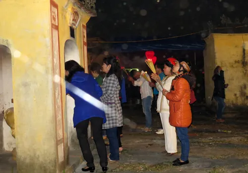 Những miếu thờ trong chợ cũng chật kín người dân đến thắp hương. "Tôi chỉ mong sao cho mưa thuận gió hòa để người dân yên tâm cấy hái,miền Trung không phải gánh chịu nhiều trận bão kinh hoàng như năm vừa qua", bà Hồng thành kính thắp nén hương chia sẻ. Anh-5-1-7417-1391314899.jpg