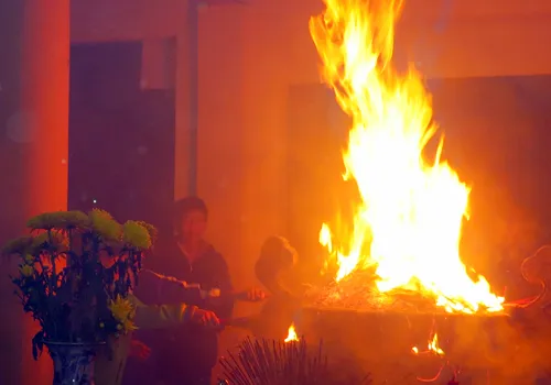 Nhiều bát hương bốc cháy. Nhiều người không thể cắm hương đành bỏ nguyên cây hương vào khiến ngọn lửa càng lớn hơn. Anh-6-8530-1391314899.jpg