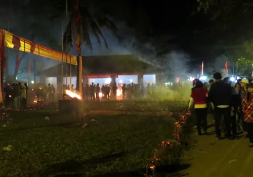 Bãi đất xung quanh đền làng cũng được cắm hương nghi ngút. Nhiều người cho biết do phiên chợ họp duy nhất một phiên trong năm, xưa nay chợ được tiếng linh thiêng, nên họ không quản phải thức dậy sớm trong ngày đầu xuân đến đây hái lộc. Anh-7-2941-1391314899.jpg