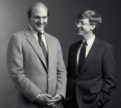 Steve Ballmer gia nhập Microsoft vào 11/6/1980. Ông chuẩn bị nghỉ hưu trong năm 2014. pic-10-1672-1392027128.jpg