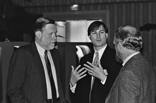 Geschke và Warnock trong một cuộc trao đổi với Steve Jobs năm 1985. pic-17.jpg