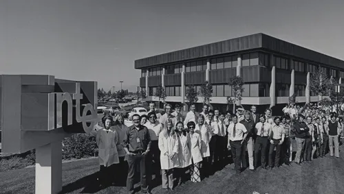 Các nhân viên đầu tiên của Intel năm 1970. pic-19.jpg