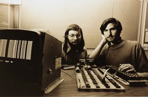 Steve Wozniak (trái) và Steve Jobs bên máy tính Apple I năm 1976. Steve Wozniak (trái) và Steve Jobs bên máy tính Apple I năm 1976