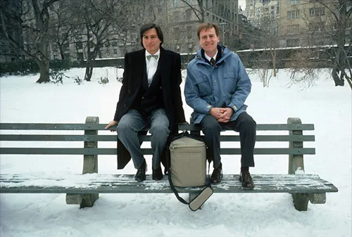 Steve Jobs chụp ảnh vớiJohn Sculley, Chủ tịch trẻ nhất của Pepsi ở công viênCentral Park (Mỹ)năm 1984. Với lời thuyết phục "ông muốn cả đời bán thứ nước đường đó hay muốn cùng tôi thay đổi thế giới", Jobs đã mời được Sculley về Apple (nhưng sau đó chính Jobs bị sa thải). John Sculley in Central Park, 1984