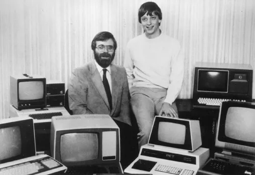 Hai nhà đồng sáng lập Microsoft (ban đầu là Micro-Soft) năm 1975: Paul Allen và Bill Gates. pic-8-8855-1392027128.jpg