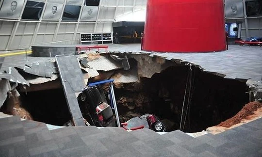 Hố tử thần nuốt 8 xe hơi tại Bảo tàng Quốc gia Corvette, Mỹ. Ảnh: ABC News