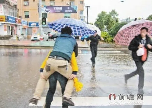 Cô gái cõng bạn trai trên lưng lội qua con đường ngập nước được nhiều người ca ngợi. Ảnh: Xinhua tq1-3514-1392602810.jpg