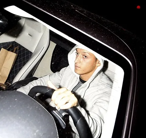 Mesut Oezil bị cảnh sát thẩm vấn ảnh 1 Mesut Oezil bị cảnh sát thẩm vấn ảnh 1