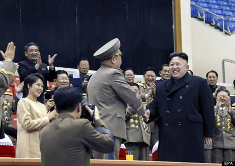 Triều Tiên “làm lành” với Trung Quốc ảnh 1 Nhà lãnh đạo trẻ Kim Jong-un bắt tay với các quan chức khi tham dự một <a href='https://plo.vn/xa-hoi/' title='sự kiện'>sự kiện</a> hôm 16/2.