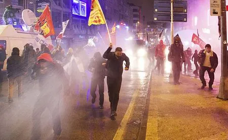 Cảnh sát sử dụng hơi cay và vòi rồng để giải tán các cuộc biểu tình chống chính phủ ngày 25/2.