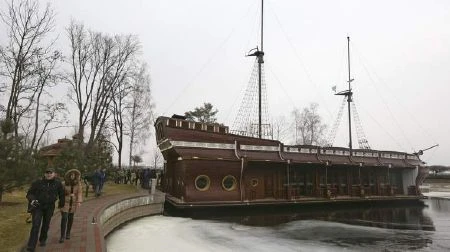 Hé lộ hàng ngàn tài liệu mật dưới sông tại dinh thự của ông Yanukovych