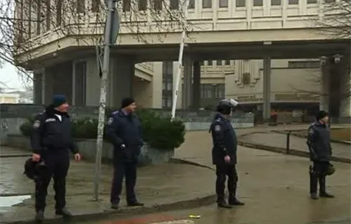 Trụ sở chính quyền ở Ukraine bị chiếm, treo cờ Nga ảnh 1 krym-2-1478-1393488639.jpg