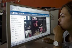 Một người dân Nga đang theo dõi thông tin trên mạng xã hội VKontakte. (Nguồn: rusbase.com)